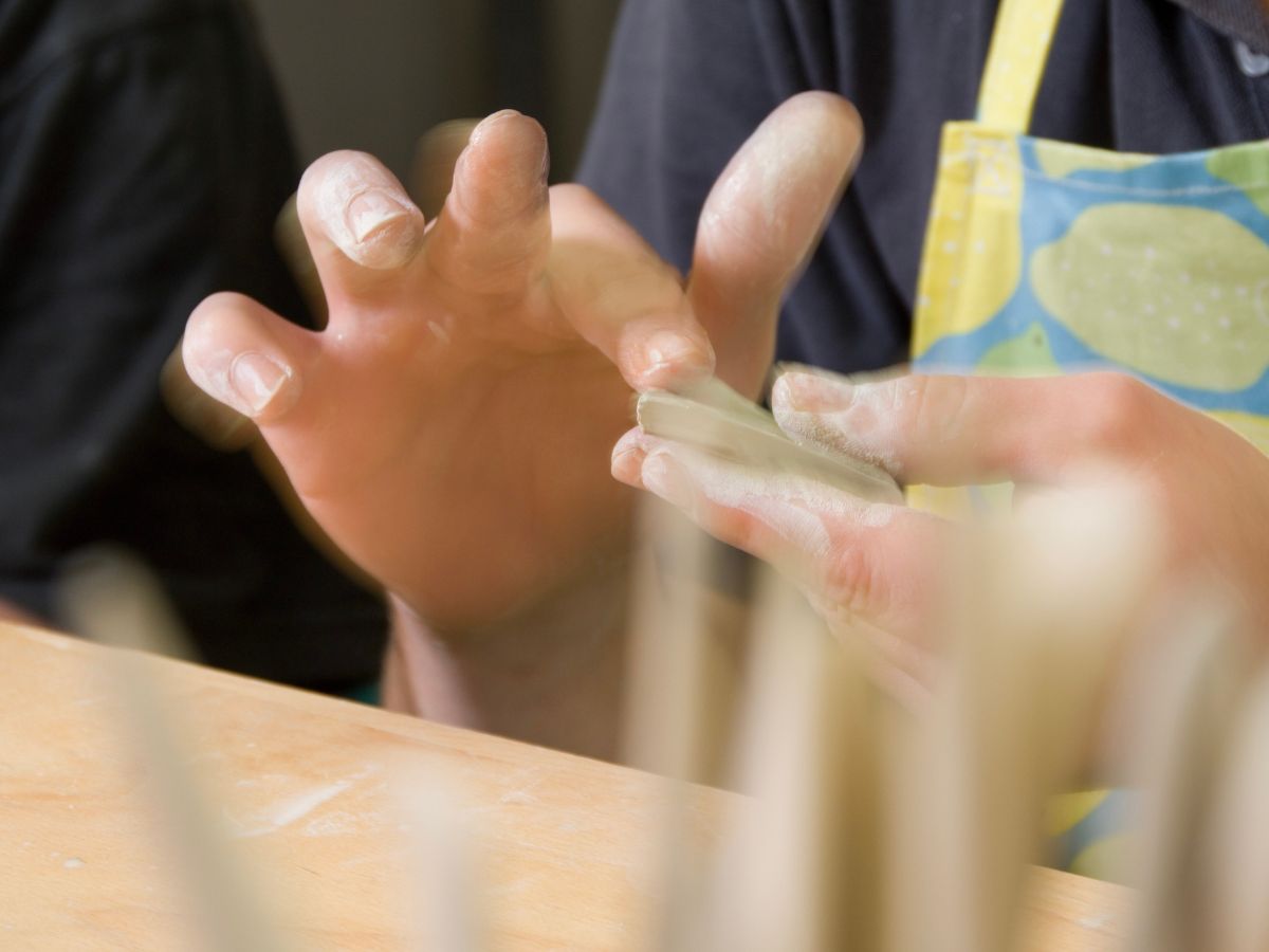 Eine Person die mit Ton arbeitet 