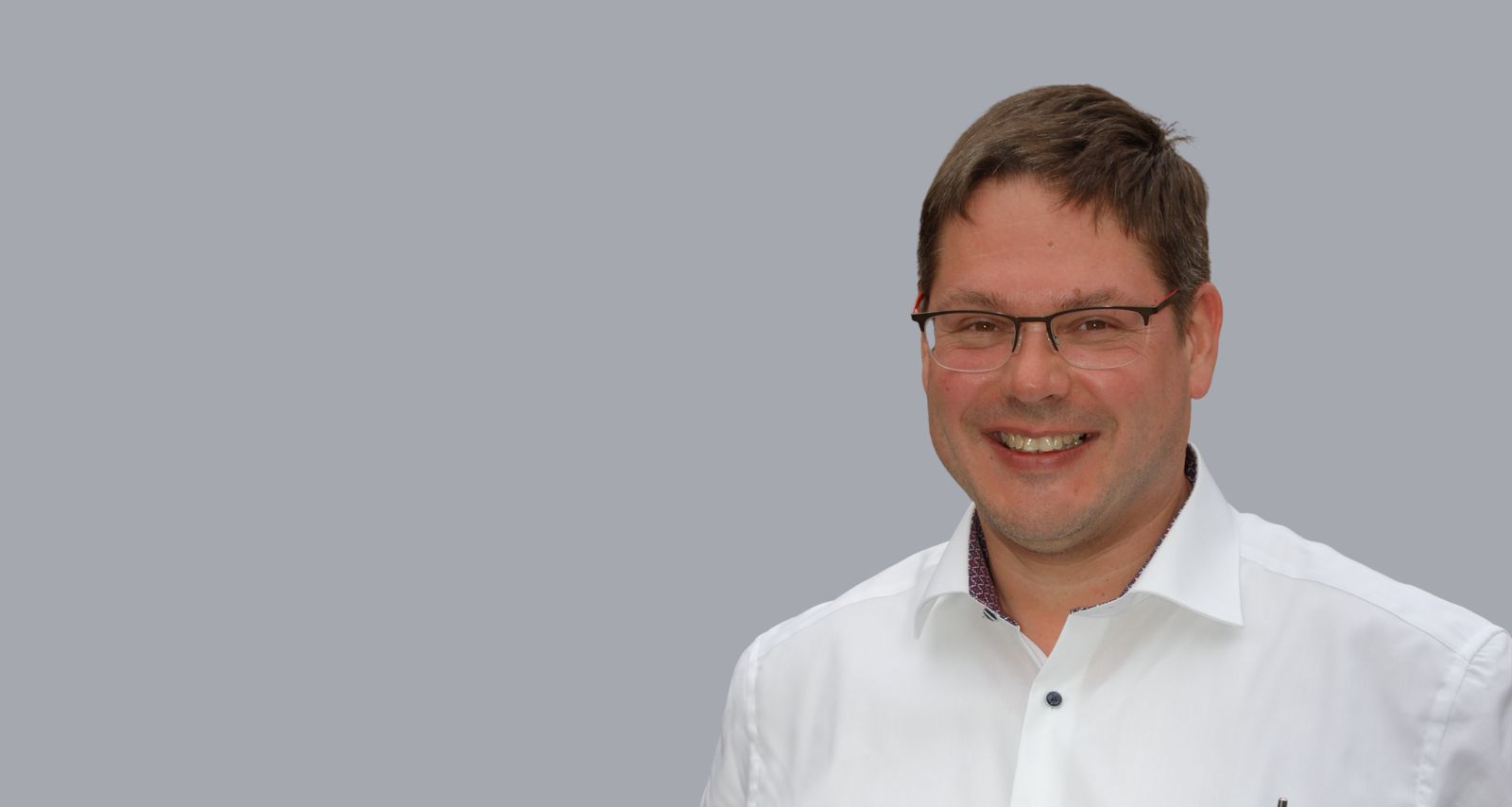 Ein Mann der lächelt 