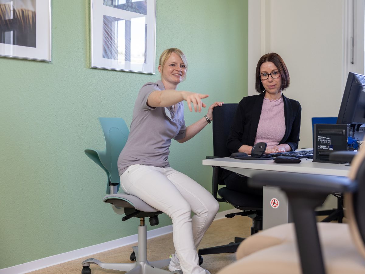 Eine Frau die in eine Richtung zeigt mit ihrem Finger