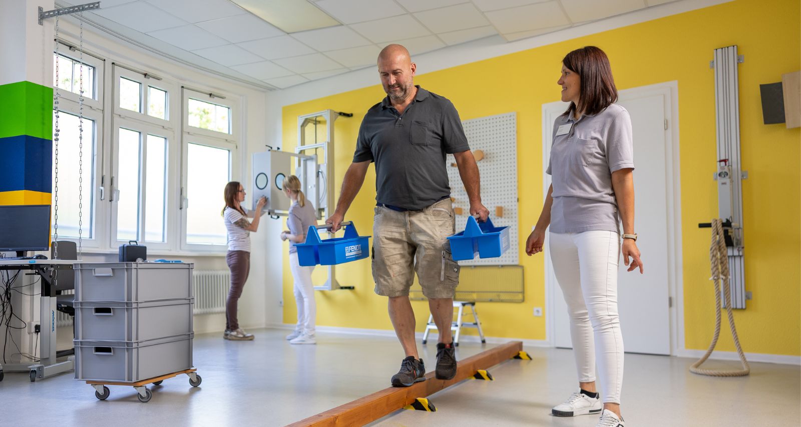 Ein Mann der eine Gleichgewichtsübung durchführt 