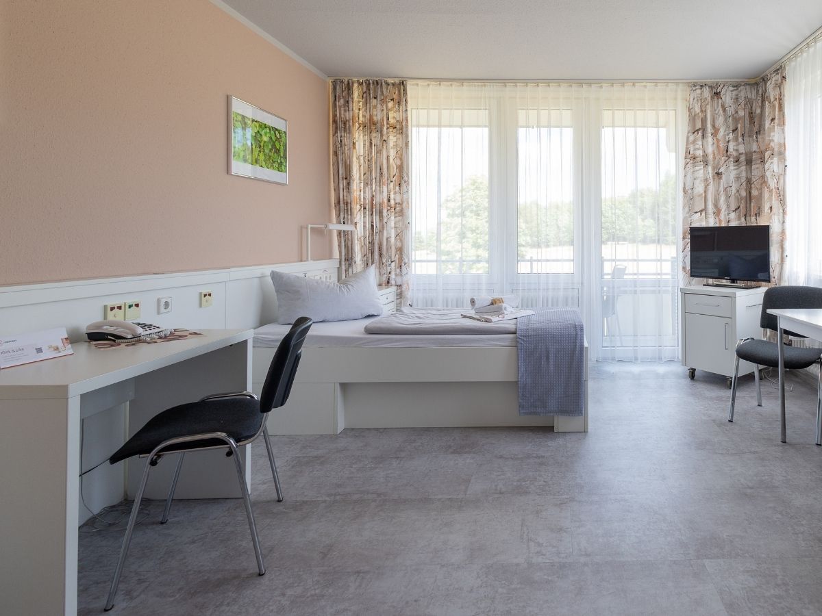 Ein Zimmer mit Einrichtung 