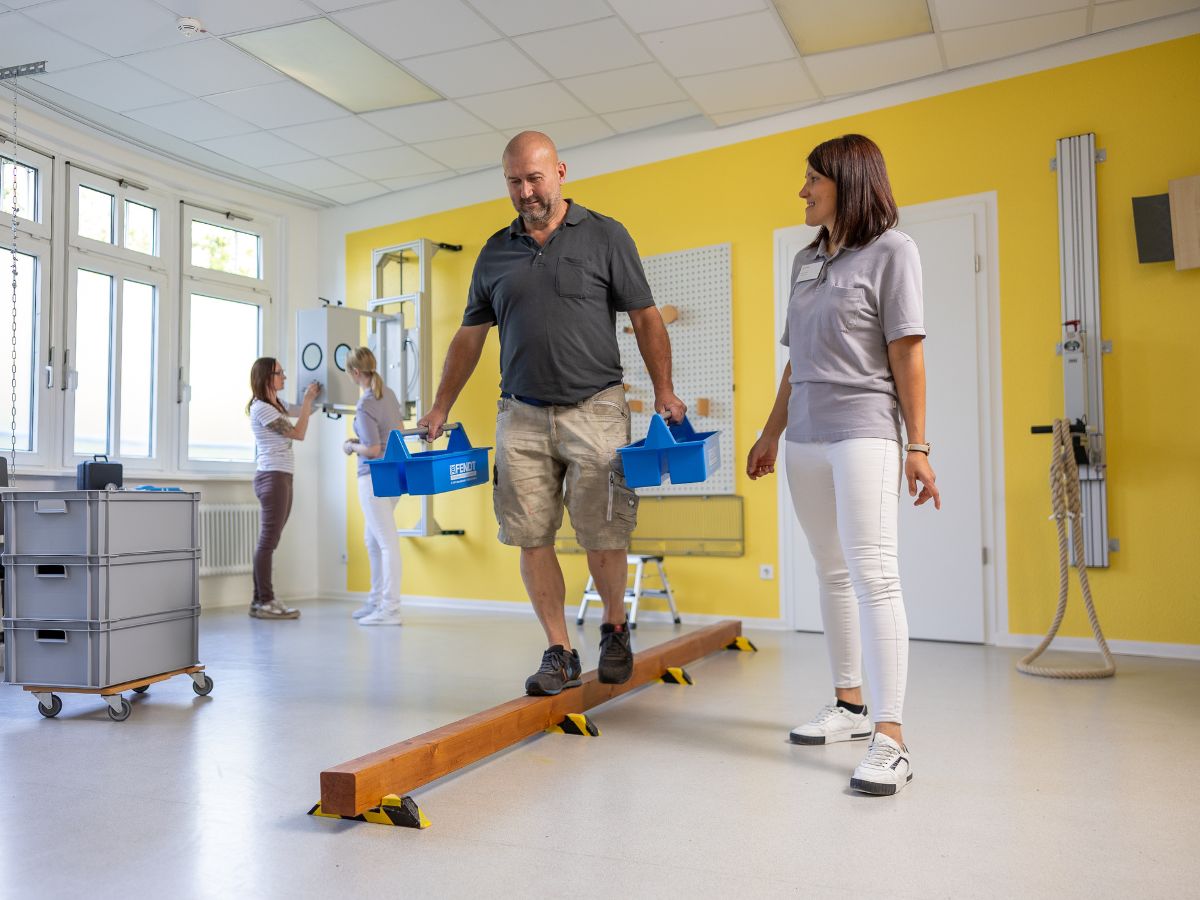 Ein Mann der eine Gleichgewichtsübung durchführt 