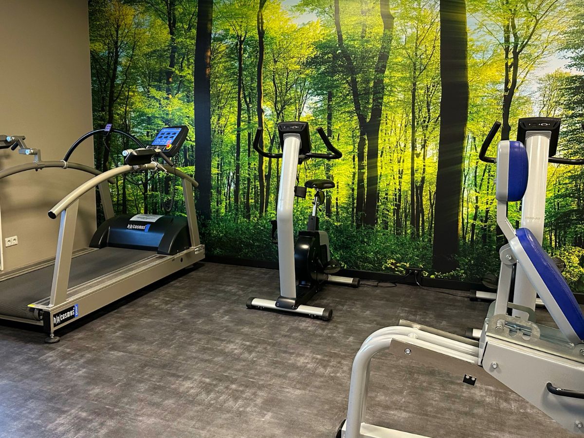 Verschiedene Trainigsgeräte, um Krafttraining zu absolvieren.