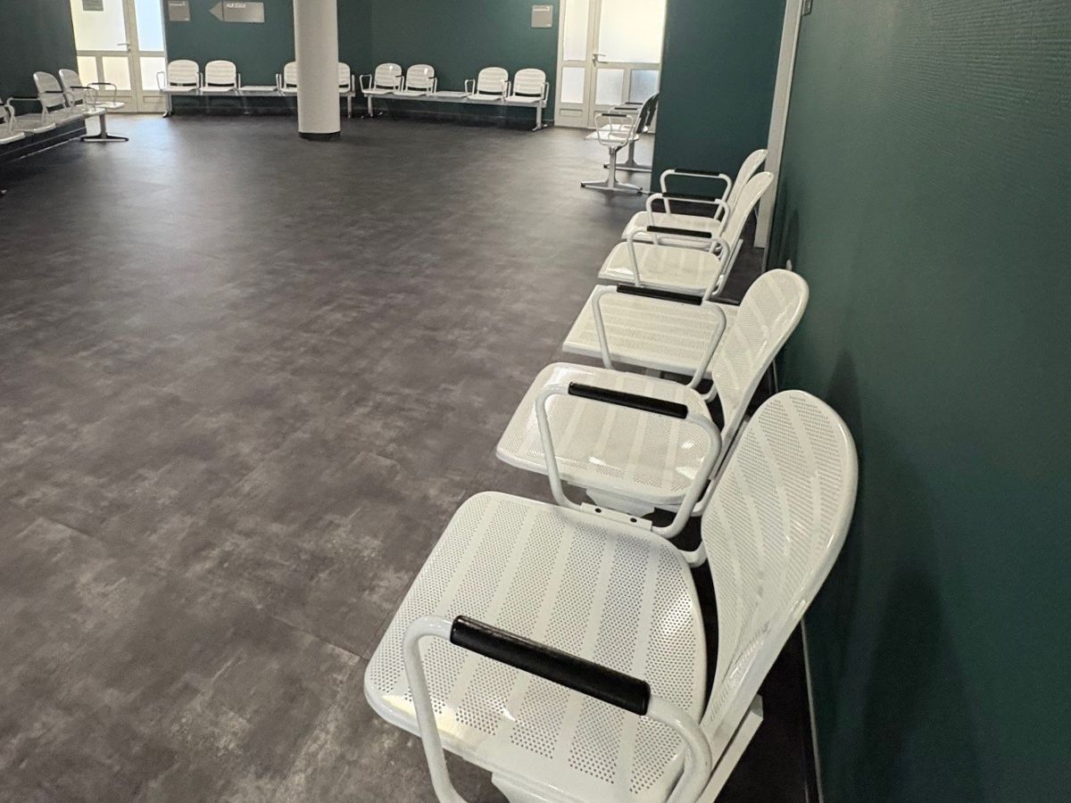 Warteberech mit weißen Stühlen