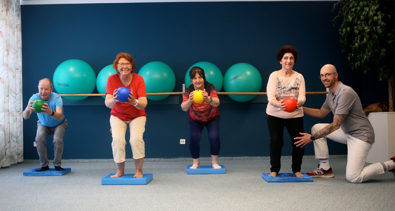 Personen die Sport Übungen durchführen 