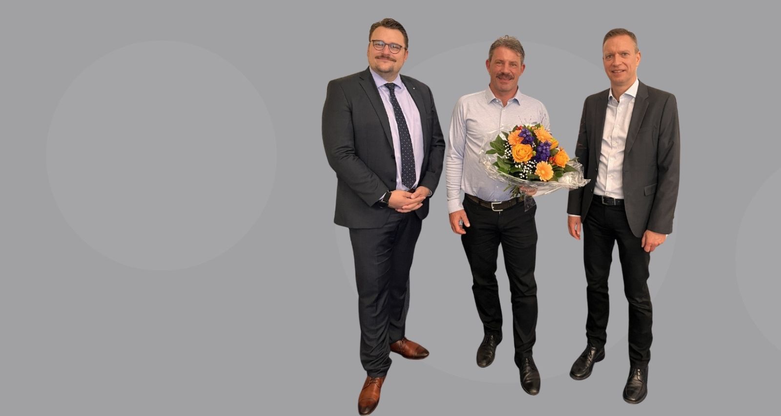 Drei Männer die gemeinsam ein Foto machen 