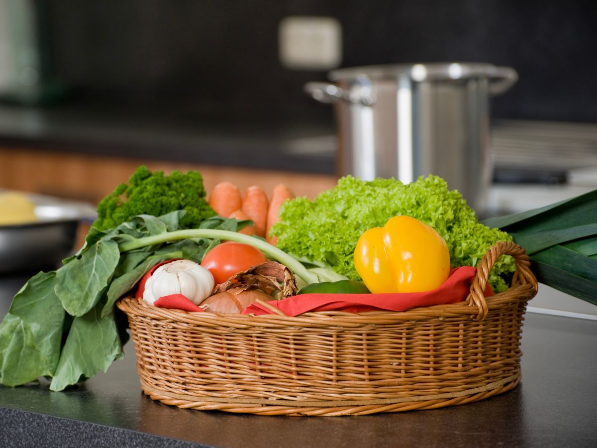 Ein Korb mit Gemüse