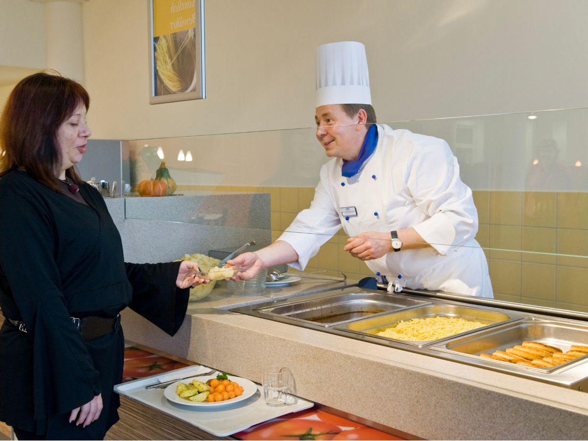 Eine Frau die sich Essen holt 