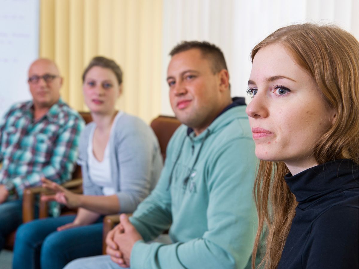 Personen die gespannt zuhören 