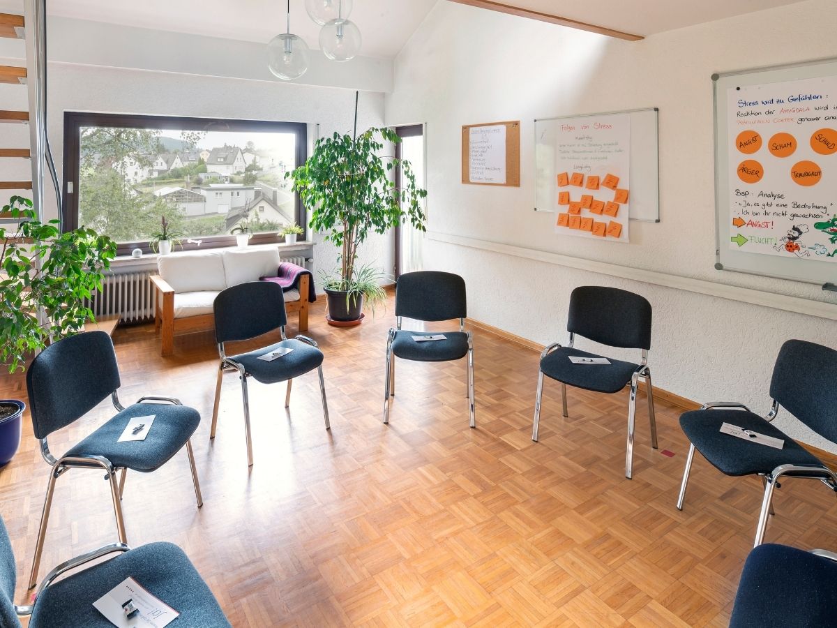 Stuhlkreis im Seminarraum