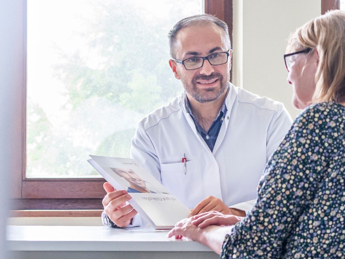 Arzt spricht mit Patienten im Arztzimmer