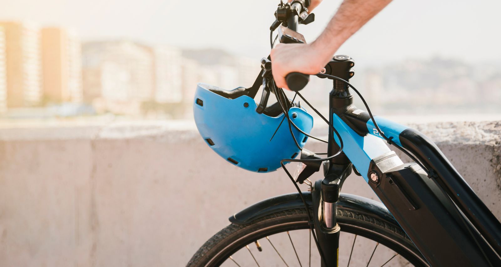 Eine Person fährt mit einem E-Bike 