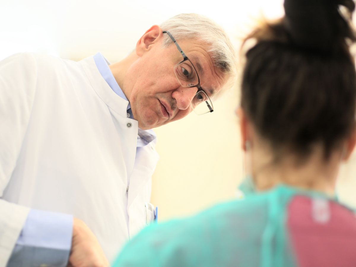 Ein Mann schaut eine Frau an 