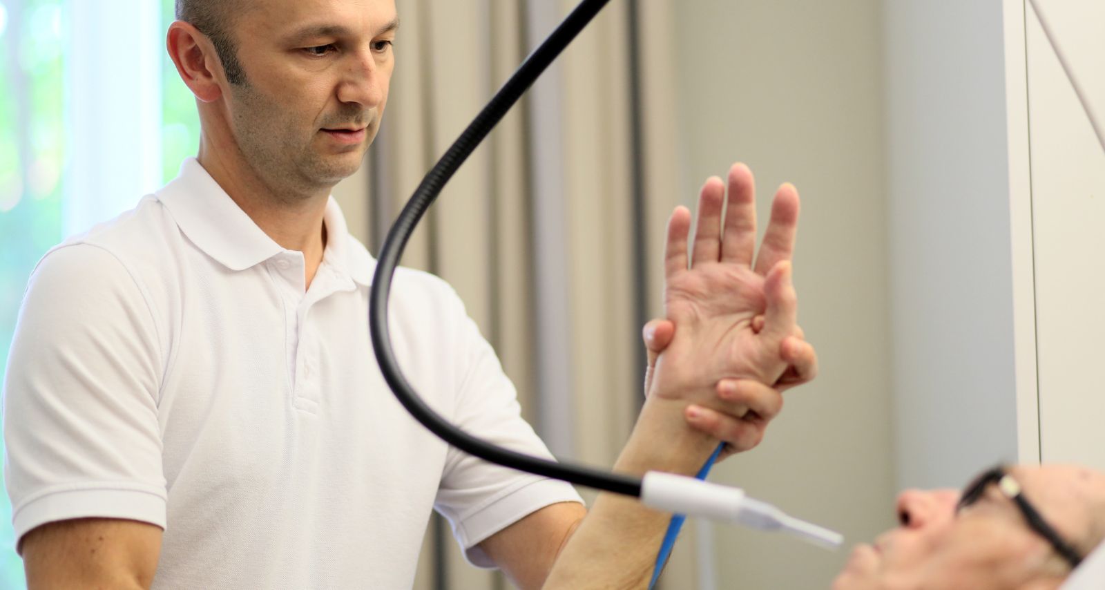 Ein Mann der die Hand der anderen Person hoch hebt 