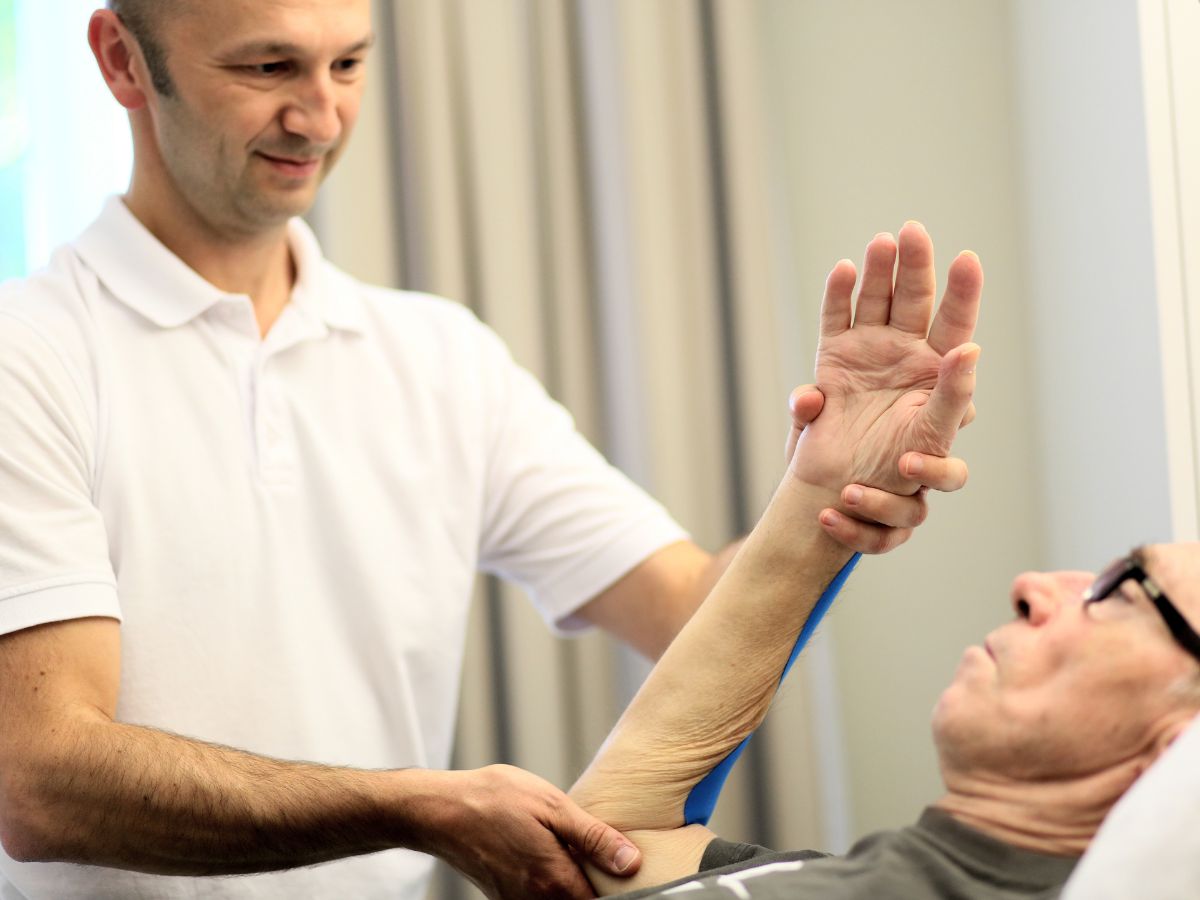 Ein Mann der die Hand der anderen Person hoch hebt 