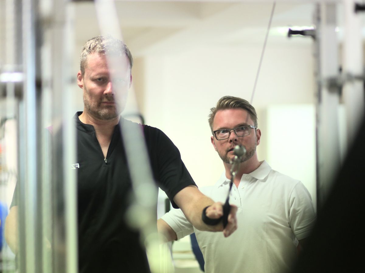 Zwei Männer die in die selbe Richtung schauen 