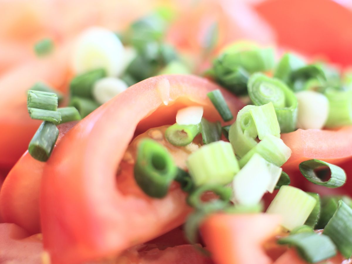 Tomaten mit geschnittenem Schnittlauch 