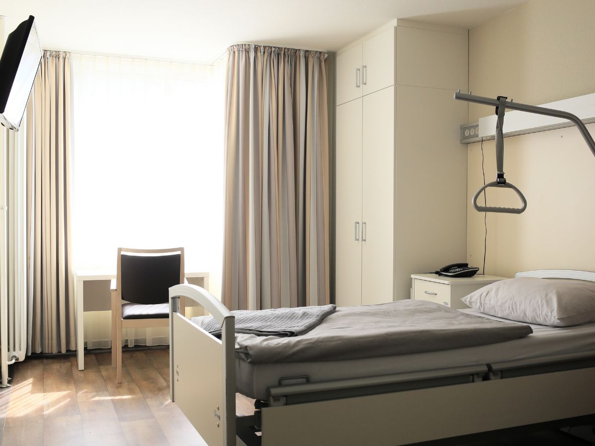 Zimmer mit Einrichtung 