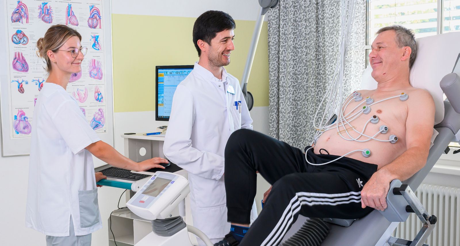 Ein Mann liegt und hat Elektroden am Körper 