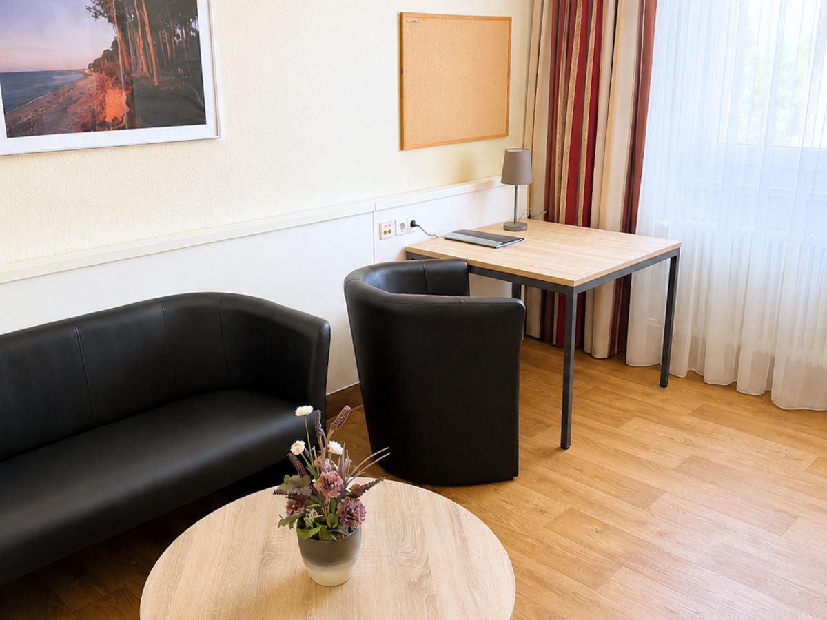 Wohnbereich des select Living Komfort 2-Raum Apartments in der MEDIAN KLinik Heiligendamm