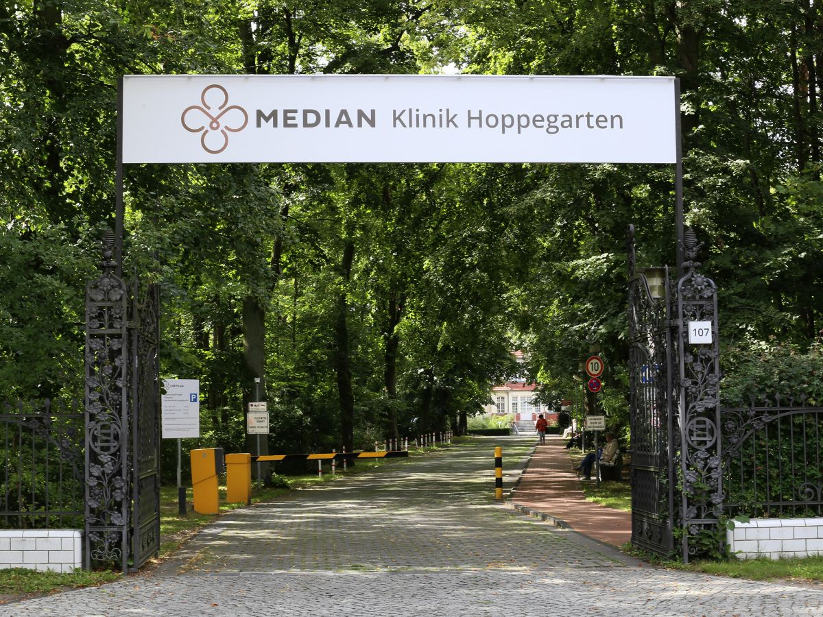Der Eingang von der MEDIAN Klinik Hoppegarten 