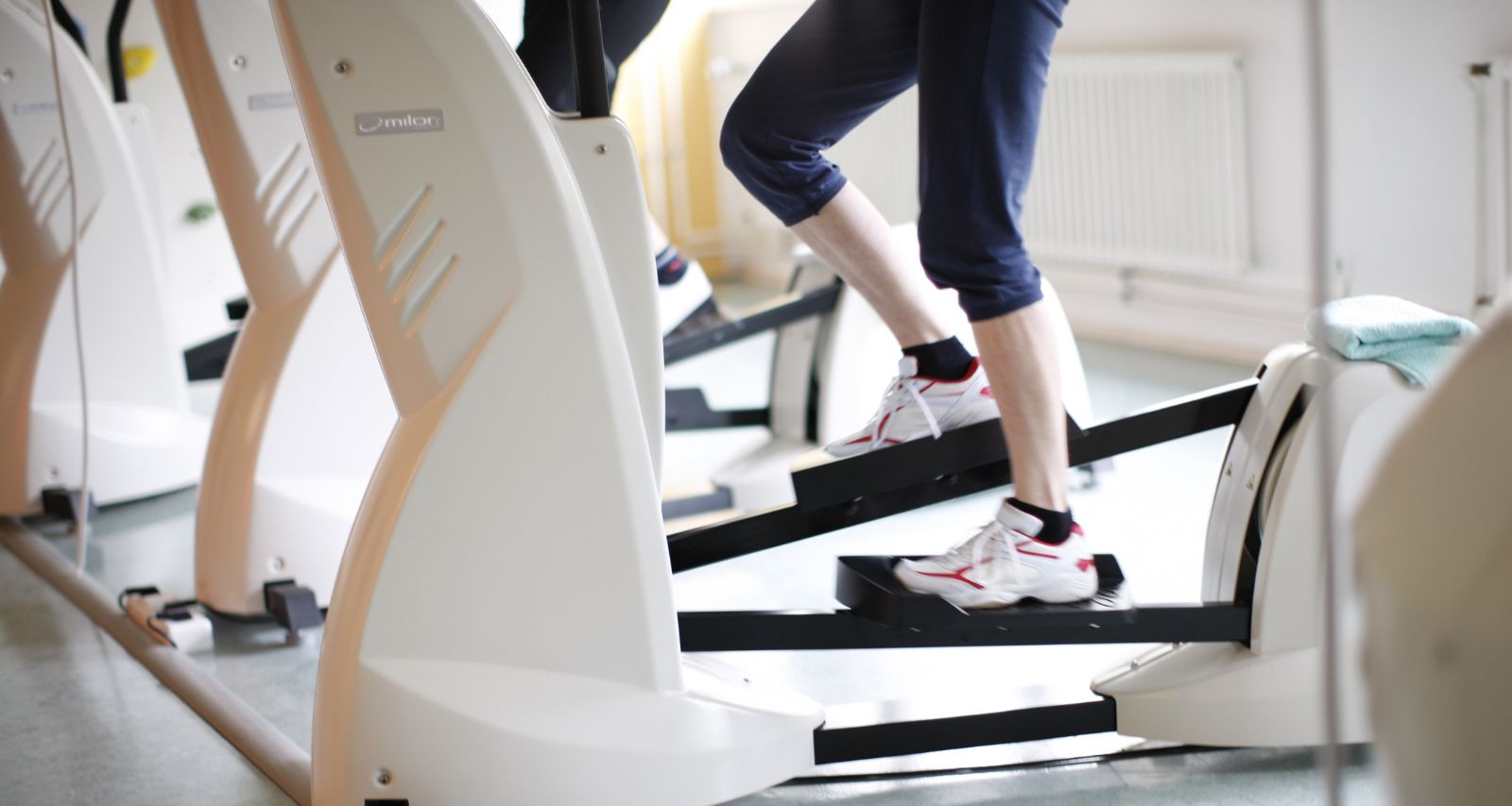 Personen die sich auf einem Sportgerät bewegen 