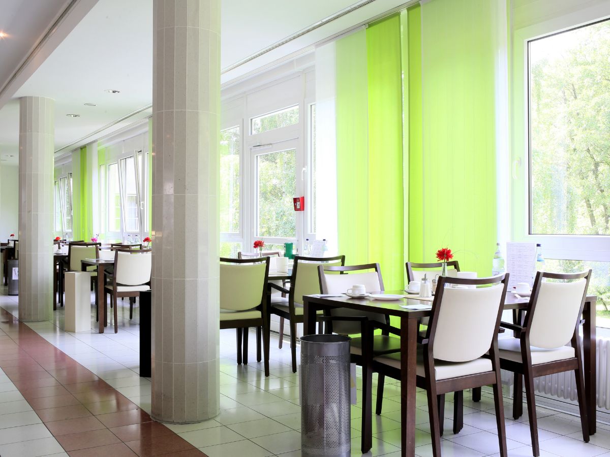 Speisesaal mit 4er Tischen 