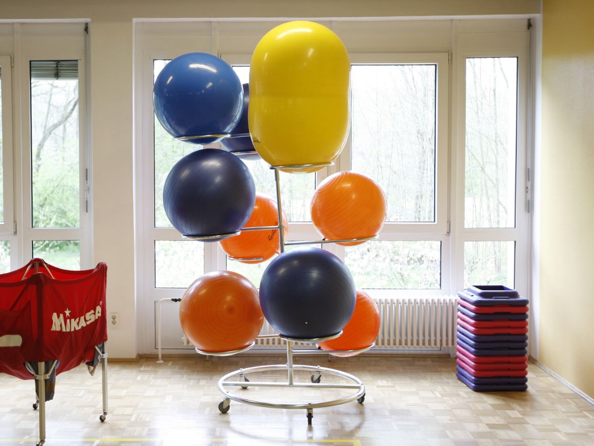 Ein Aufsteller zeigt Gymnastikbälle in verschiedenen Farben
