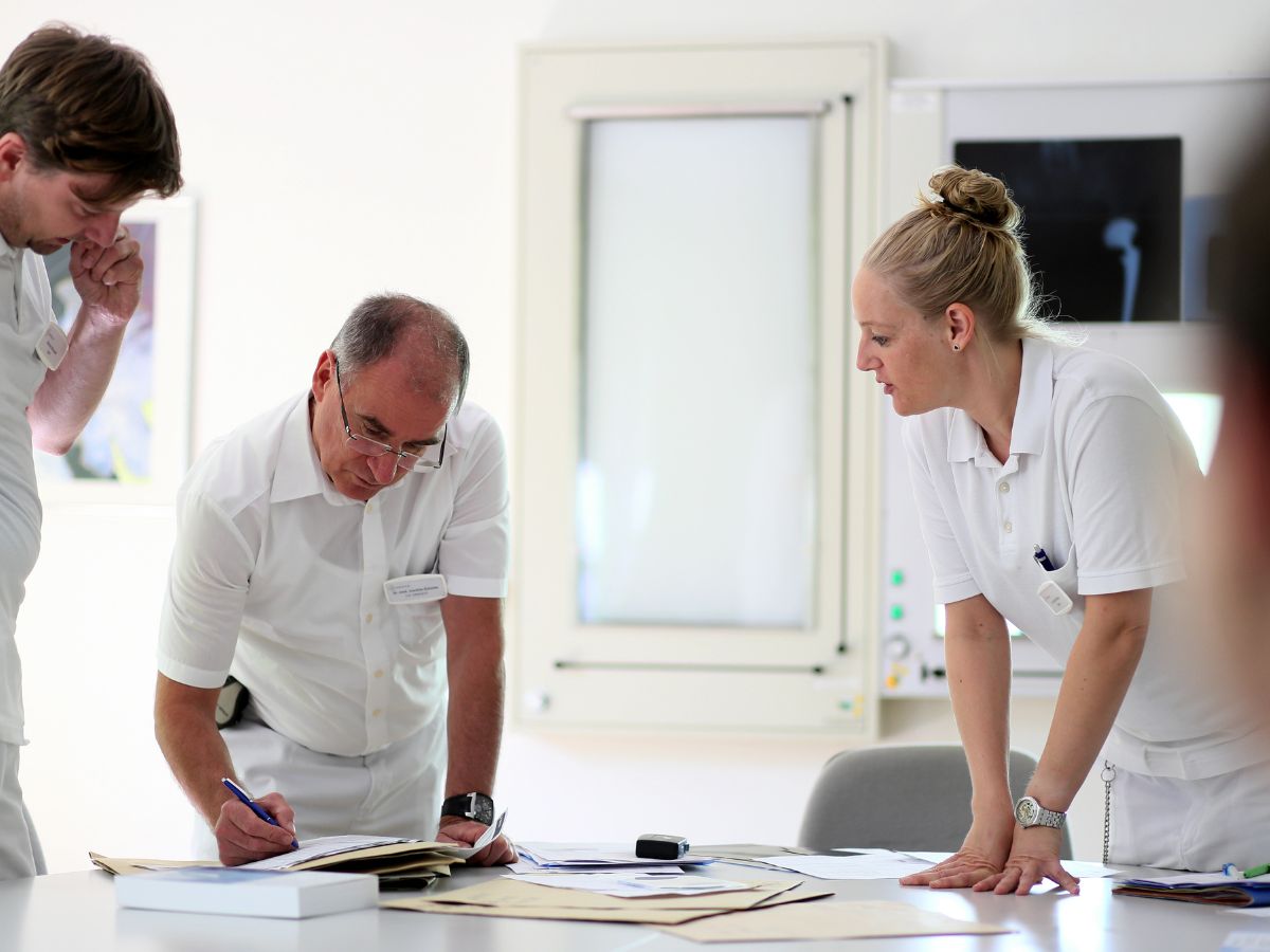 Personen die zusammen auf etwas schauen 