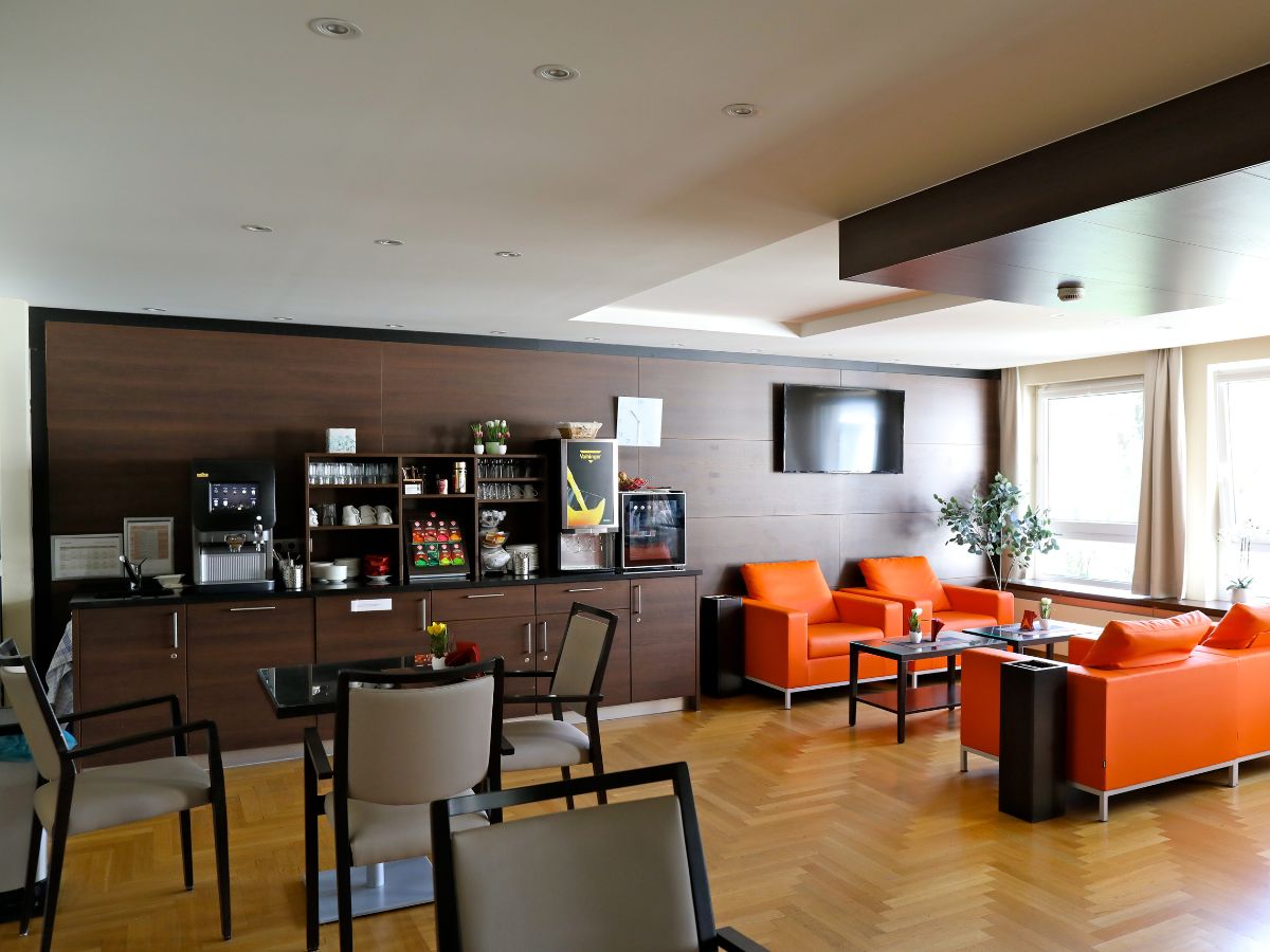 Lounge mit Sitzmöglichkeiten 