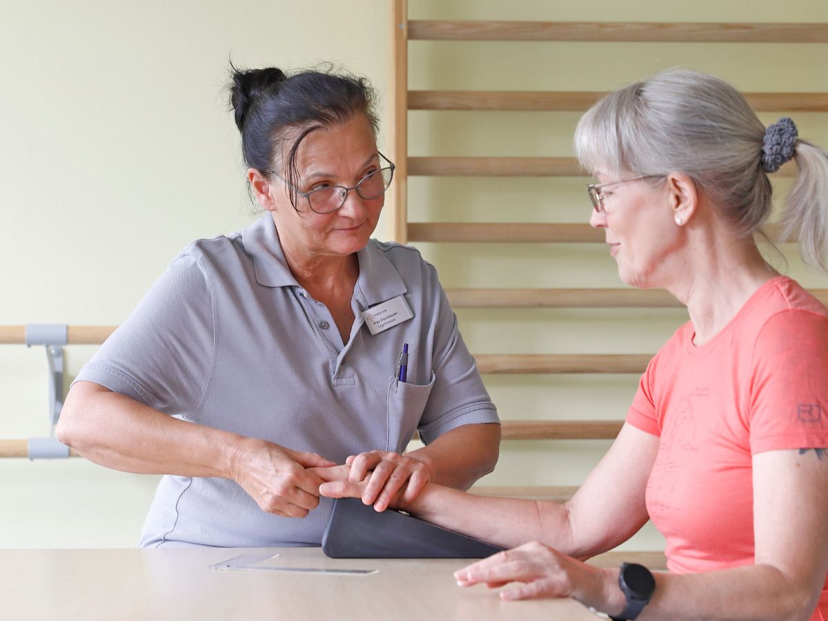 Eine Pflegerin die eine Patientin untersucht