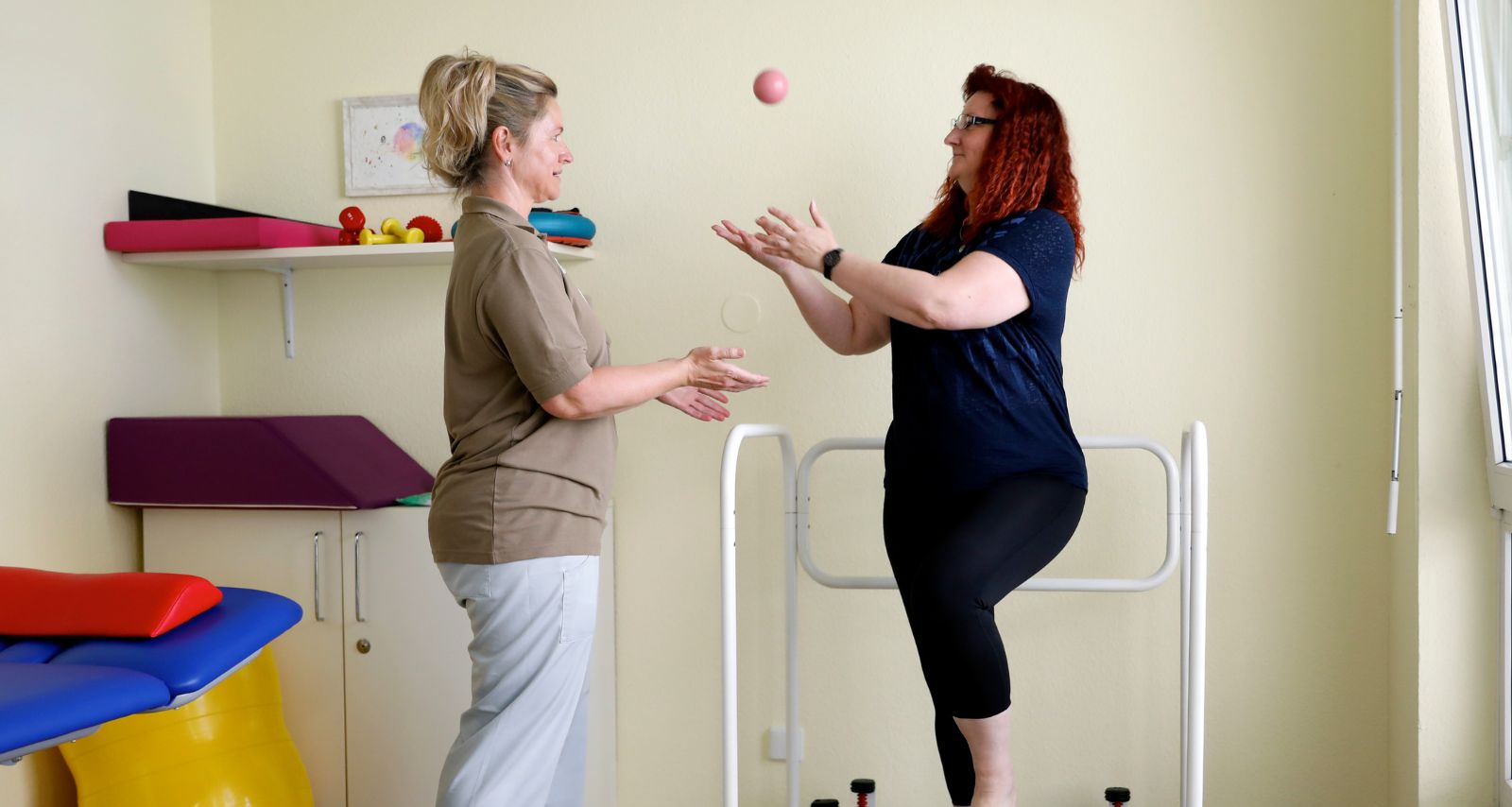 Eine Frau die ihr Gleichgewicht hält und einen Ball fängt 