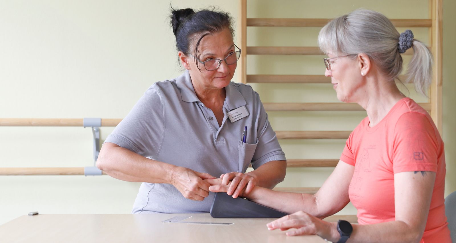 Eine Pflegerin die eine Patientin untersucht