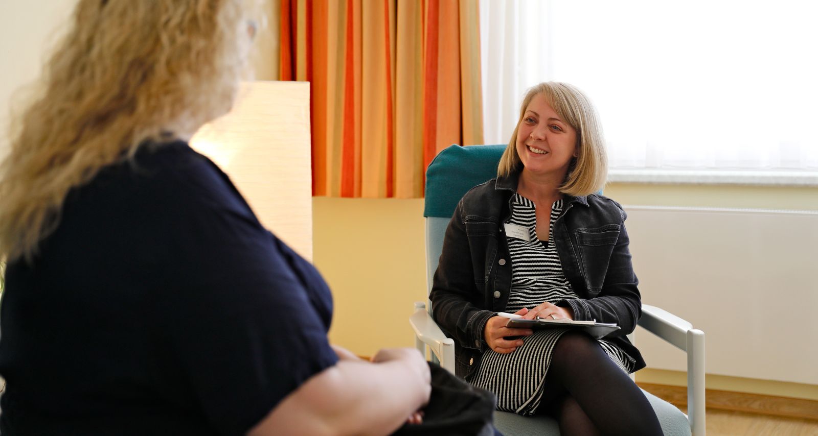 Zwei Frauen die sich miteinander unterhalten 