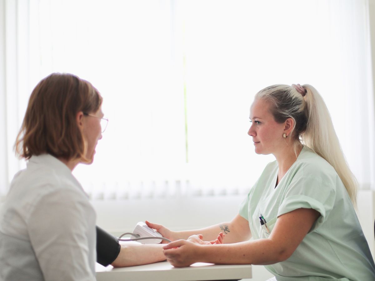 Zwei Frauen die sich unterhalten 