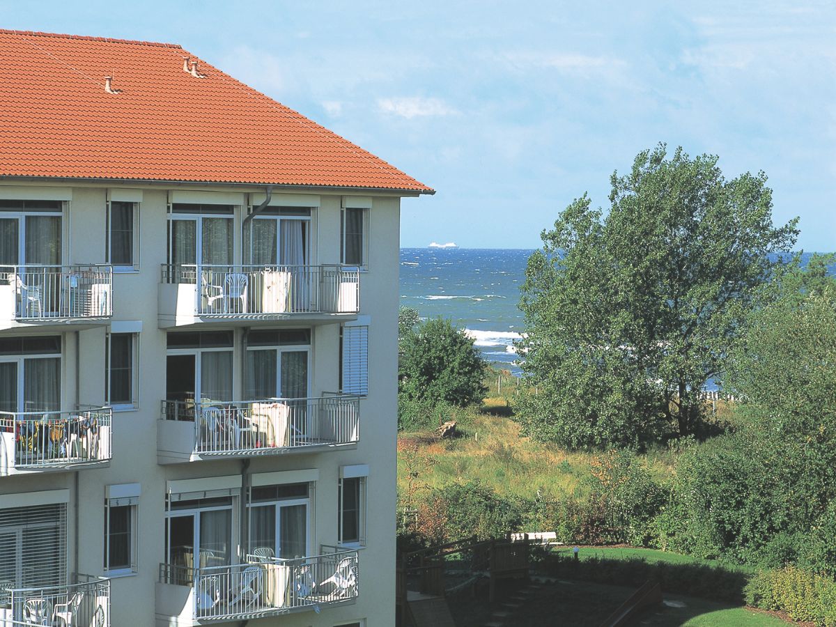 MEDIAN Klinik Kühlungsborn von außen mit Blick auf das Meer 