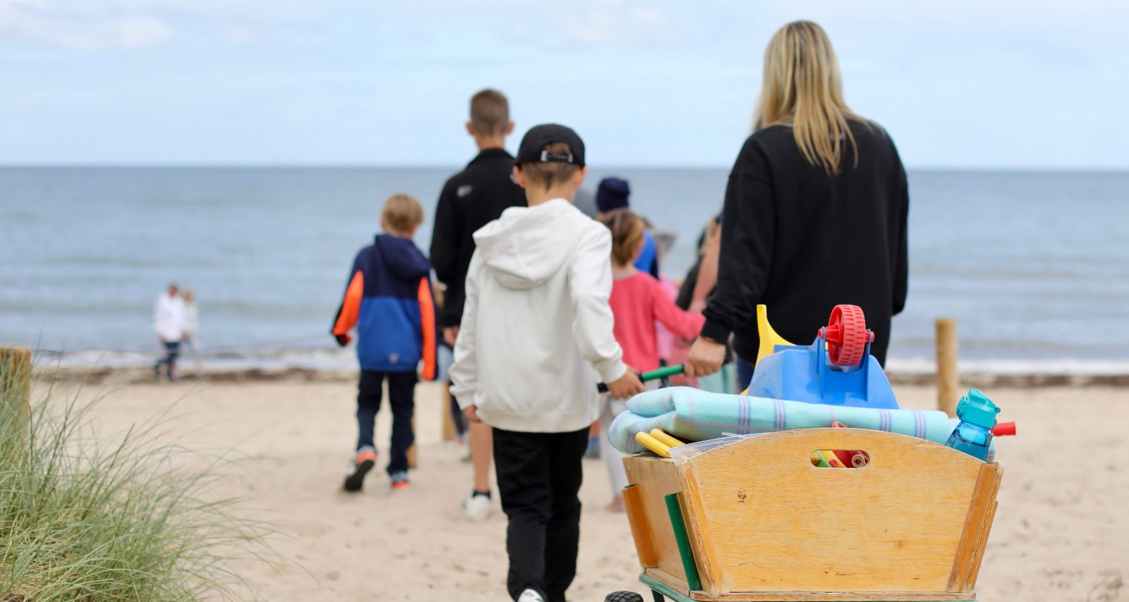 Personen die Barfuß im Sand rumlaufen 