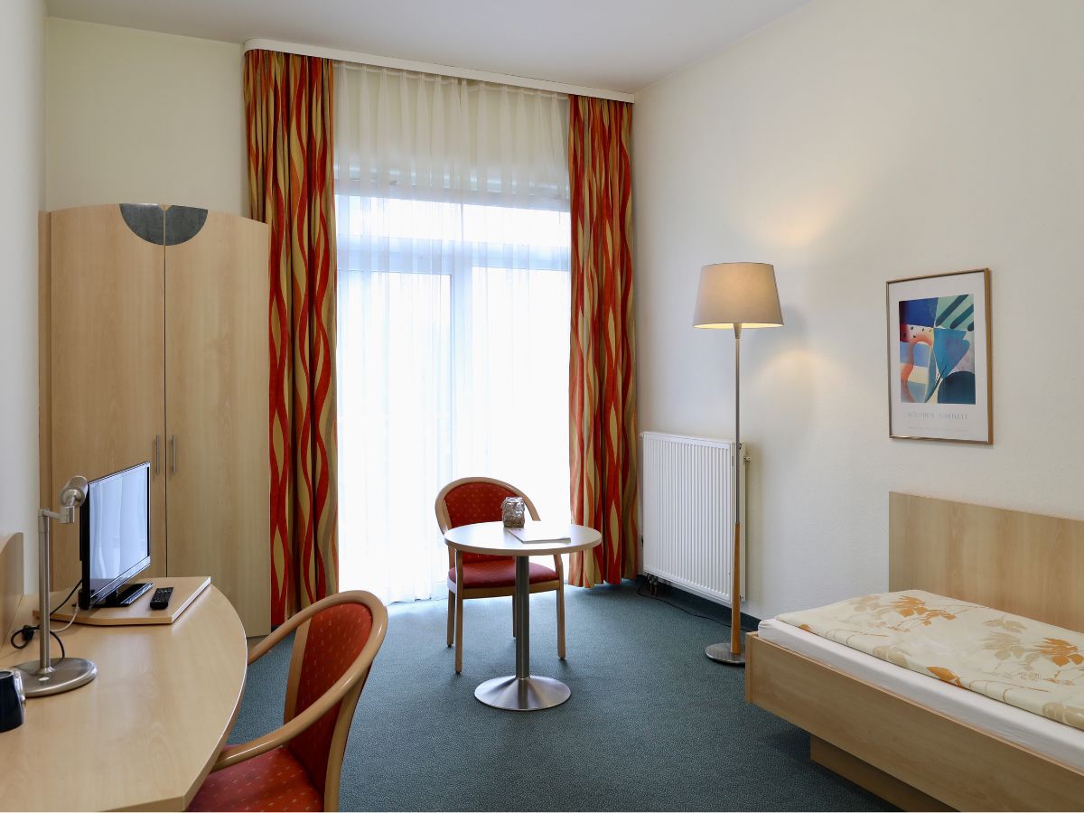 Ein Zimmer mit Einrichtung 