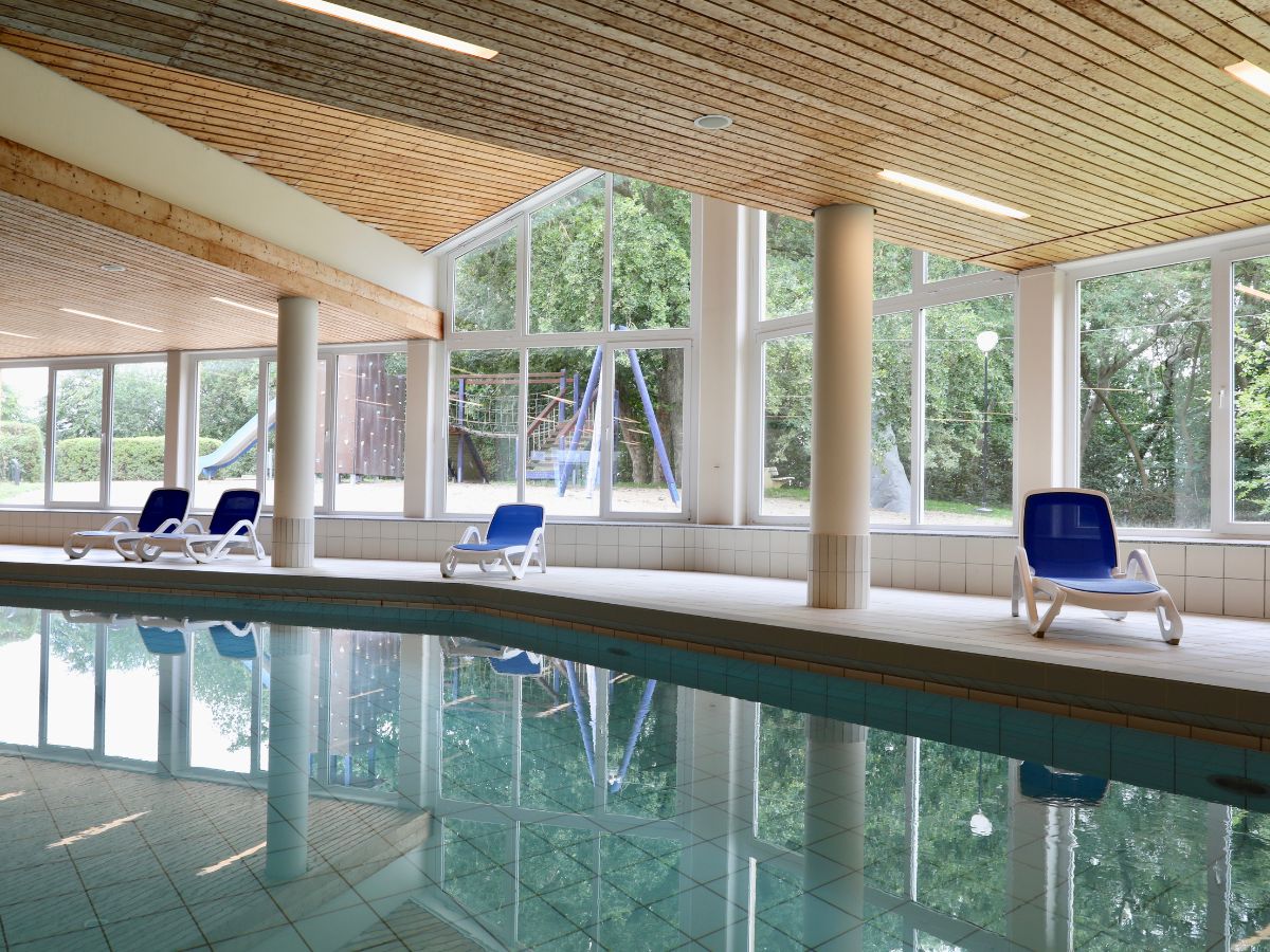 Schwimmbad der MEDIAN Klinik Heiligendamm. 