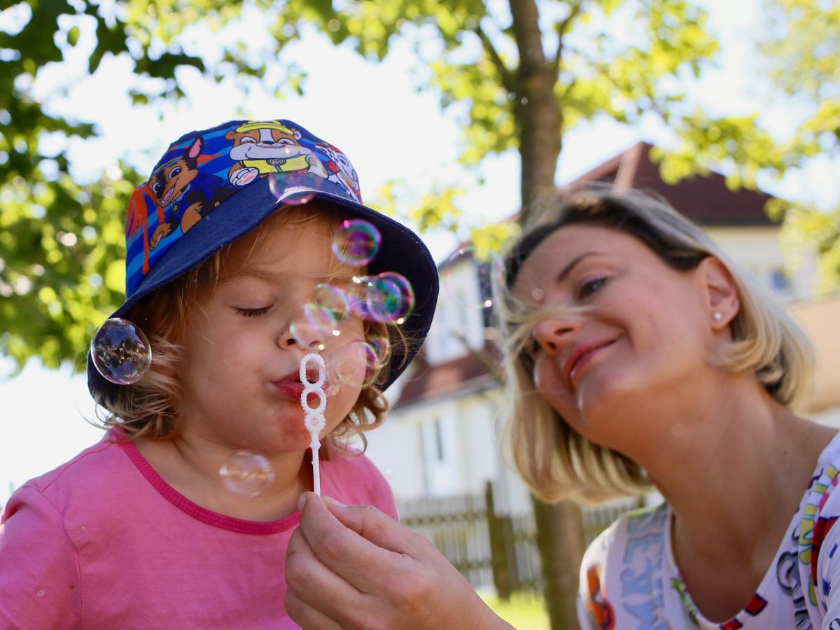 Ein Kind macht Seifenblasen 