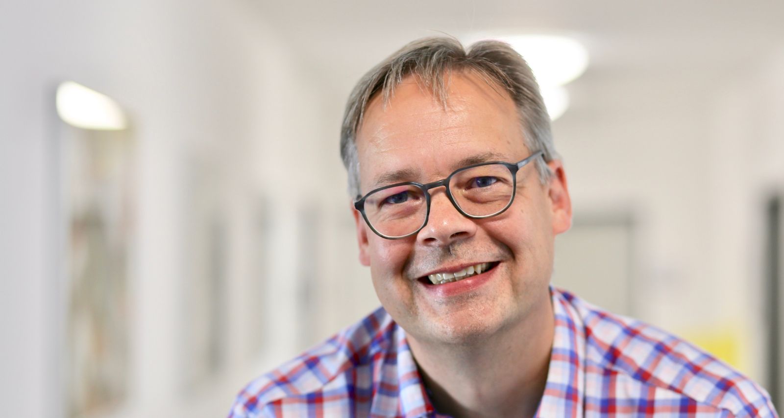 Ein Mann ist am lächeln 