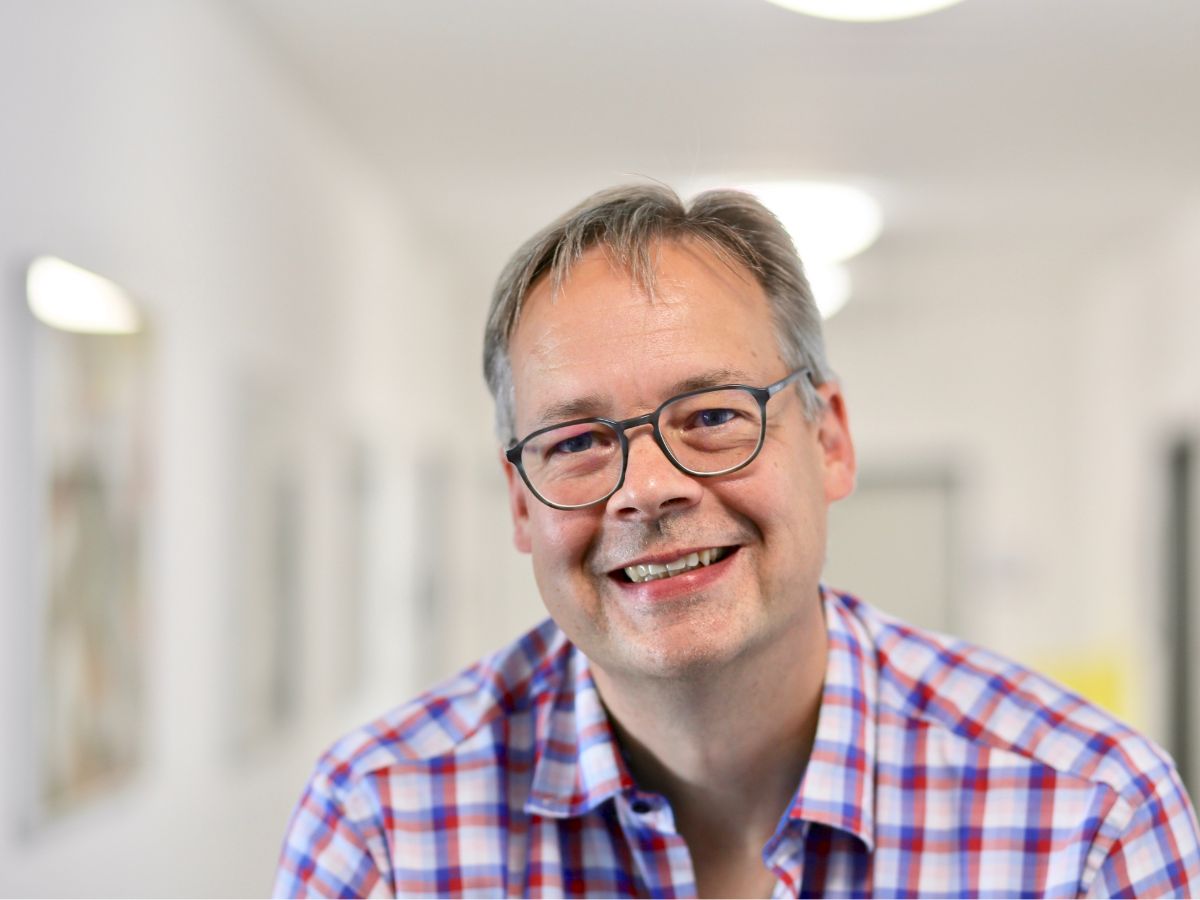 Ein Mann der am lächeln ist