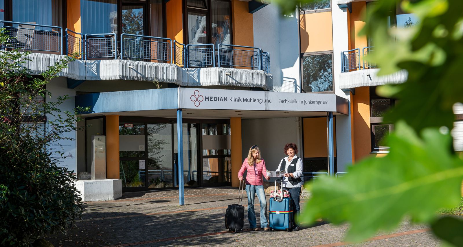 Eingang der MEDIAN Klinik Mühlengrund Bad Wildungen von außen 