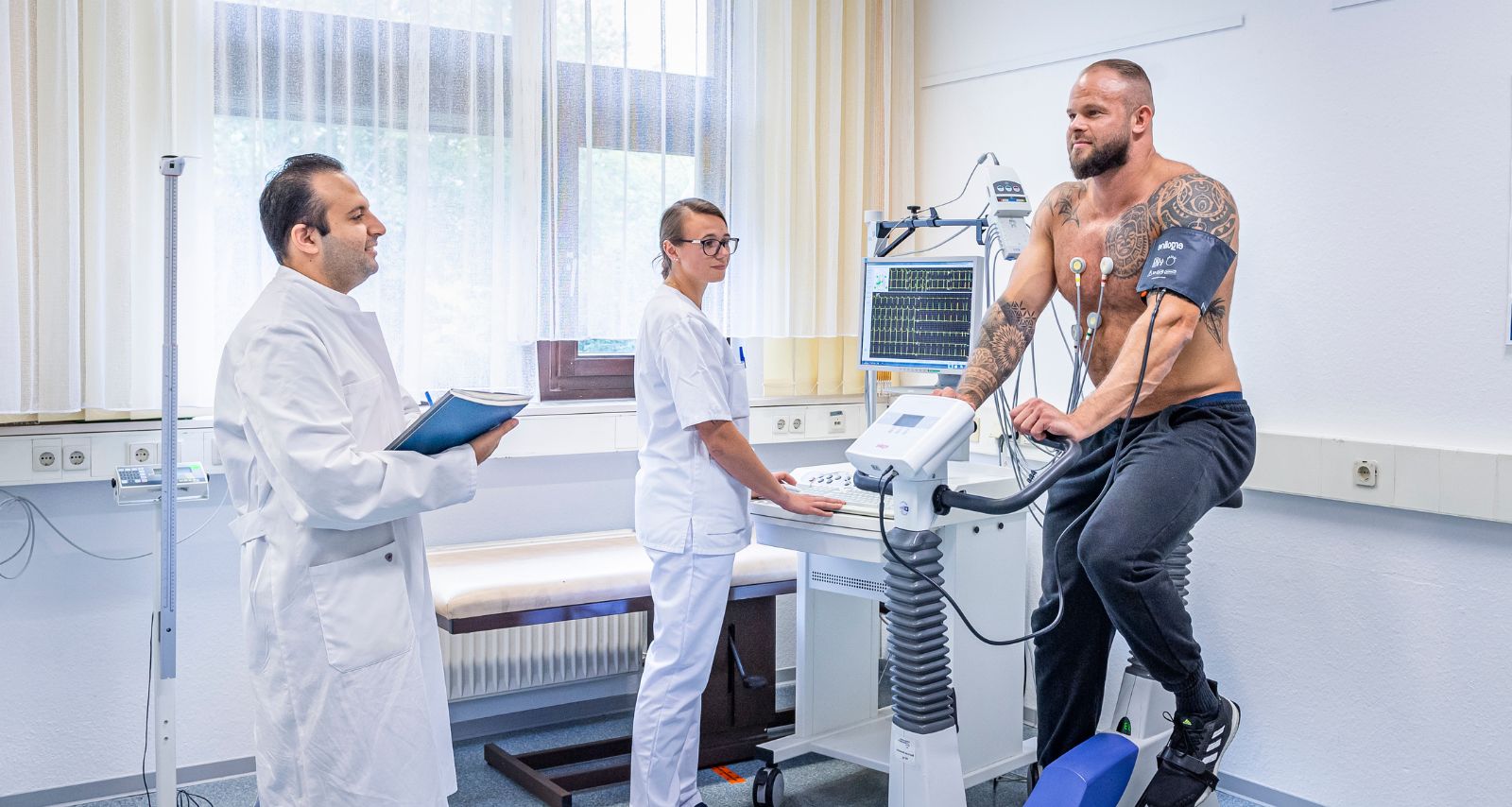 Eine Person auf einem Ergometer Sport betreibt 