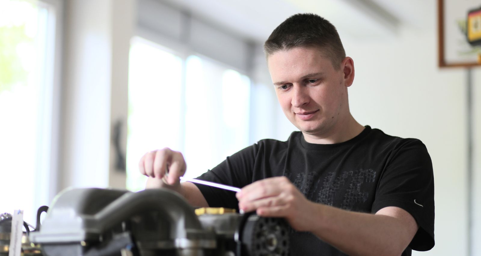 Ein Mann der einen langen weißen Faden in der Hand hält 