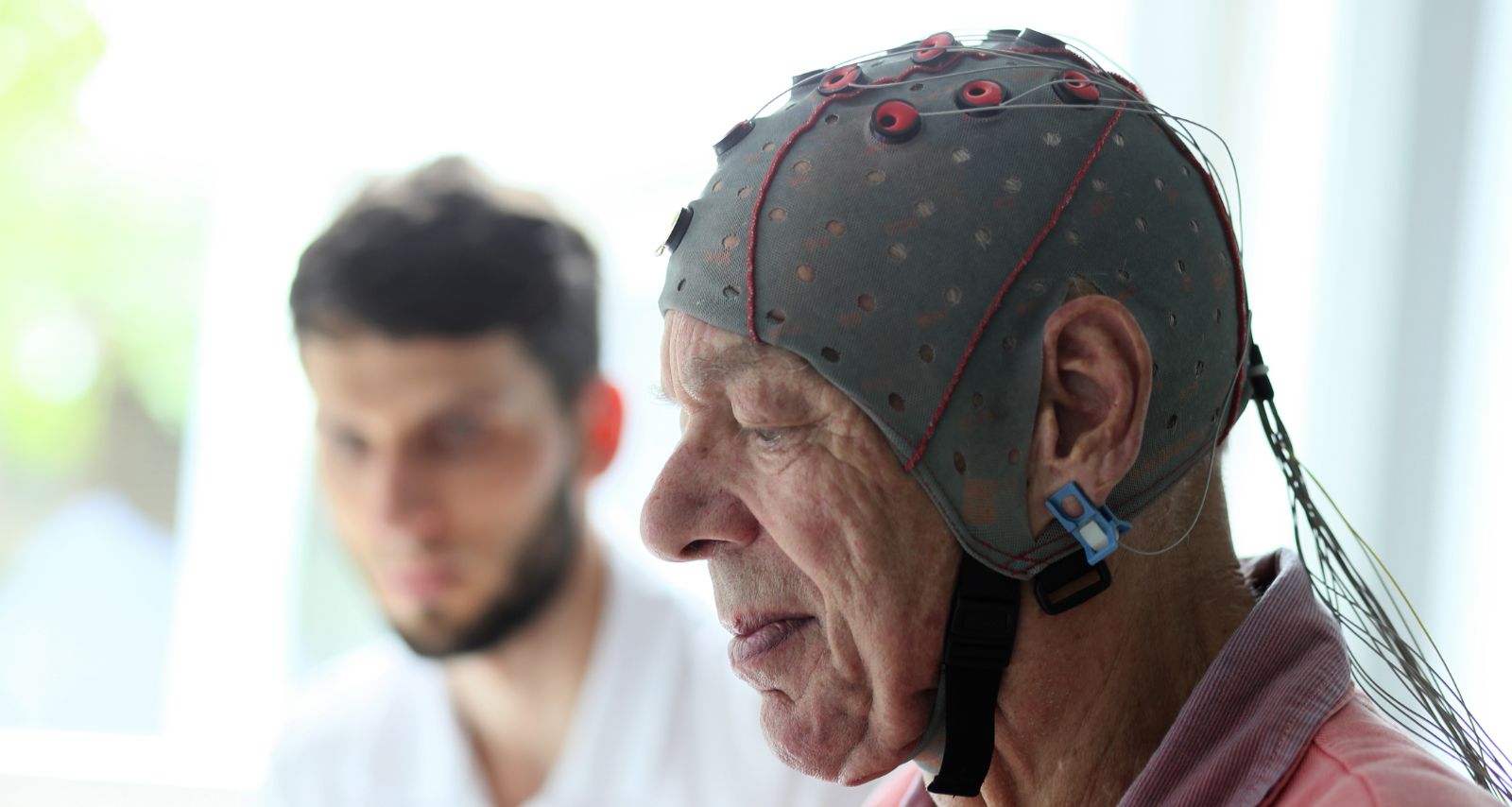 Ein Mann hat eine Sensomotorische Kappe am Kopf befestigt 