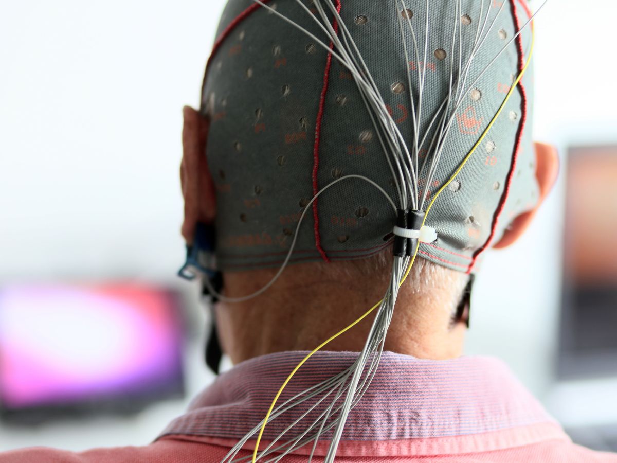 Ein Mann hat eine Sensomotorische Kappe am Kopf befestigt