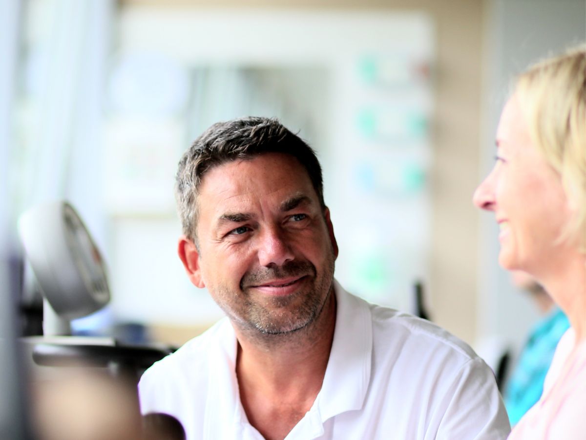 Ein Mann und eine Frau lächeln sich an 