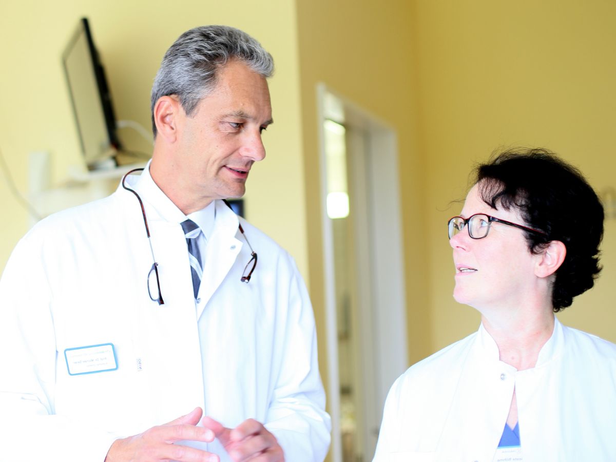 Eine Frau und ein Mann schauen sich an 