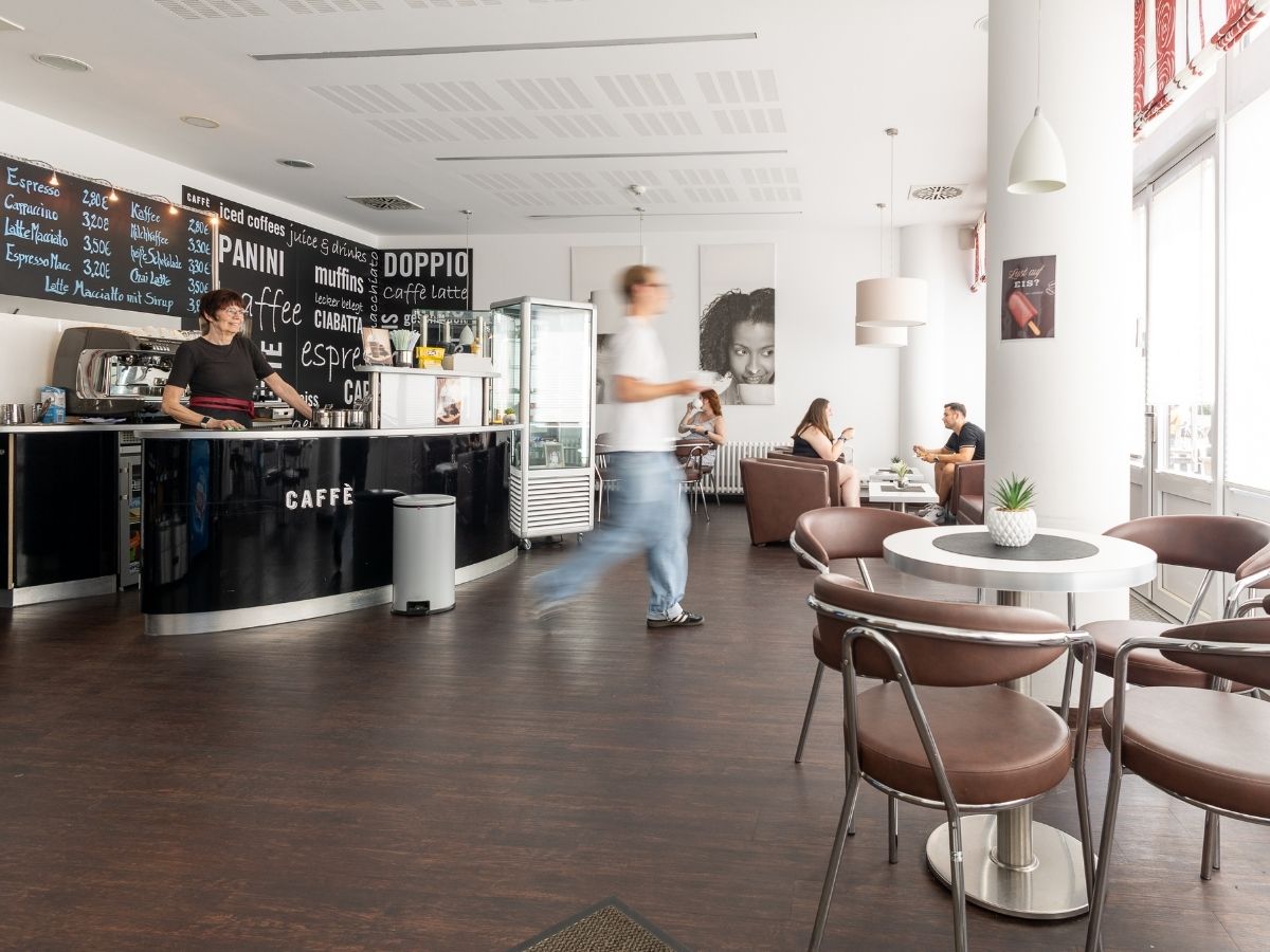 Einblick in die Cafeteria der MEDIAN Klinik Schlangenbad